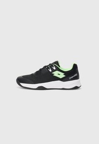 Schwarzer und grüner Schnür-Athletic-Schuh mit Mesh-Obermaterial, weißer Sohle und "Padel"-Logo an der Ferse, im Profil vor weißem Hintergrund dargestellt.
