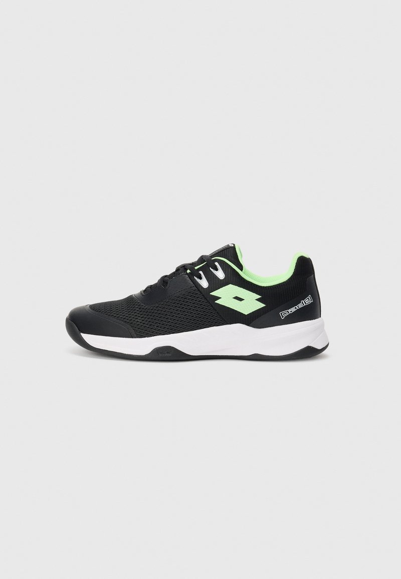 Schwarzer und grüner Schnür-Athletic-Schuh mit Mesh-Obermaterial, weißer Sohle und "Padel"-Logo an der Ferse, im Profil vor weißem Hintergrund dargestellt.