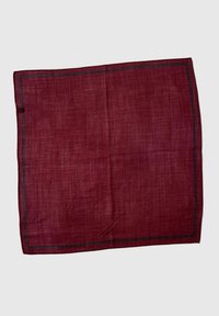 Bordeaux linneduf, der har en subtil struktureret vævning og sorte kantdetaljer, firkantet form, let design og blød finish.
