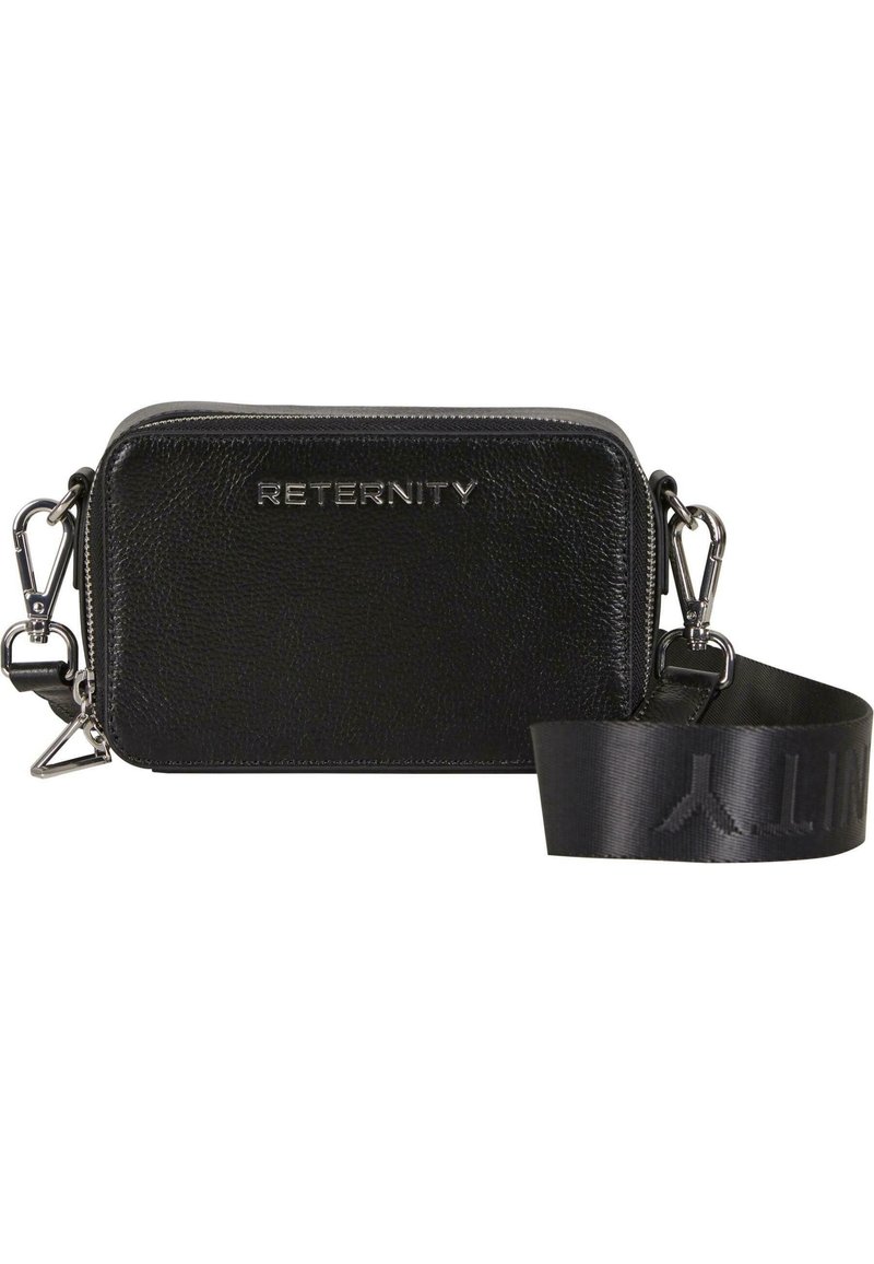 Sac bandoulière en cuir noir avec une finition texturée, doté d'une fermeture éclair, d'accents métalliques et d'une bandoulière amovible avec logo.