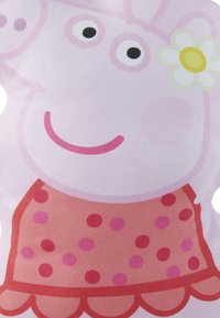 Peluche di Peppa Pig con un viso rosa, che indossa un vestito rosso decorato con pois, con occhi, un sorriso e un dettaglio floreale.