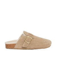 Pantufla de ante beige con forro de piel sint�ética, plantilla de corcho y un acento de hebilla de metal dorado. Diseño de perfil bajo con suela texturizada.