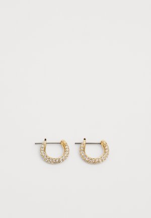 Μικρές χρυσές σκουλαρίκια κρίκοι διακοσμημένα με δύο σειρές από διαφανείς ρουμπίνες, τοποθετημένα σε λευκό φόντο.