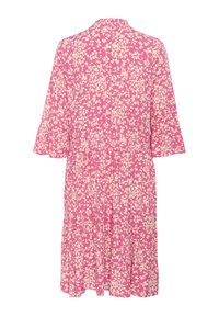 Blommig knälång klänning, rosa med vitt bladmönster, rund halsringning, korta trumpetärmar, lagerdesign, lätt tyg.