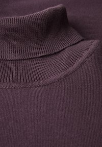 Lila Rollkragenpullover mit gerippter Textur und umgeschlagenem Kragen, aus einem weichen Strickmaterial mit glatter Oberfläche.