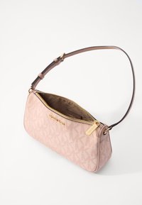 Borsa a mano rosa con texture, chiusura a zip dorata, tracolla regolabile e dettagli con logo. Forma leggermente arrotondata con fodera interna liscia.