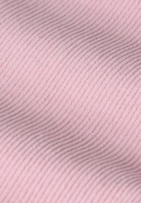 Tissu rose doux avec une texture côtelée, présentant des lignes horizontales subtiles. Le matériau semble moelleux et légèrement réfléchissant par endroits.