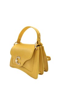 Borsa a mano gialla in pelle con superficie testurizzata, patta curvata e dettagli in metallo argentato. Presenta un manico corto e una tracolla removibile.