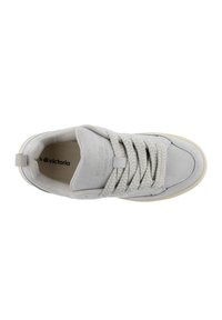 Sneaker in suede grigio con lacci testurizzati, colletto imbottito e suola in gomma color crema. Presenta un logo impresso sulla linguetta e una fodera interna liscia.