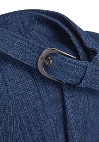 Blauwe textieltas met een brede strap en een donker metalen gesp, met een glad oppervlak en een subtiel patroon.