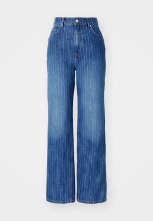 Jean en denim bleu à jambes larges avec des rayures blanches verticales, taille haute, et design à cinq poches, avec une fermeture à bouton et à glissière.