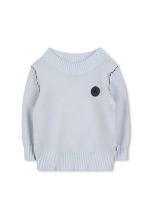 Pull en maille bleu clair avec un col et des poignets côtelés, présentant un détail de bouton sur le côté et un patch logo noir sur la poitrine.