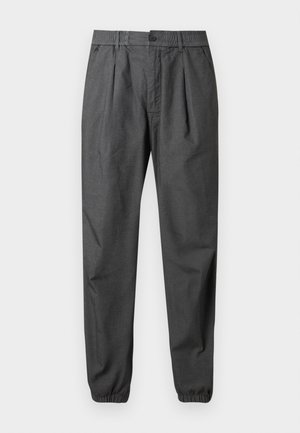 Pantalon gris foncé fuselé avec plis, poignets élastiqués, passants pour ceinture, fermeture à bouton et poches avant sur fond blanc.