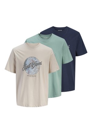 Drie T-shirts met korte mouwen en ronde hals in beige, muntgroen en marineblauw; het beige T-shirt aan de voorkant heeft een rond bloemenlogo en de tekst "Jack & Jones".