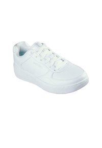 Sneaker bianca in pelle con punta arrotondata, lati testurizzati, lacci piatti e suola spessa. Logo visibile sul lato e sulla linguetta.