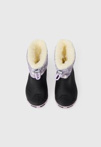 Botas negras impermeables con un upper de patrón lila, forro de suave piel de oveja, cierre frontal con toggle y suelas de goma texturizadas para tracción.