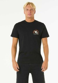 Camiseta de algodón negra con cuello redondo, que presenta un logo gráfico naranja en el lado izquierdo del pecho; mangas cortas y corte estándar.
