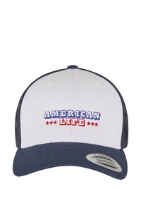 Hvit caps med marineblå skjerm, med "AMERICAN LIFE" brodert i rødt og blått og nett-sider for pusteevne.