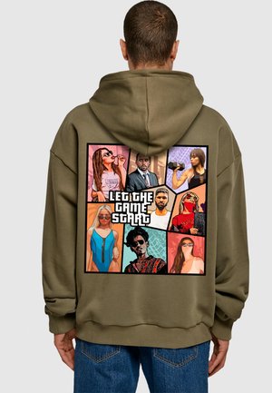 Oliven grøn hoodie med et stort grafikprint på ryggen, der viser tegneserieagtige figurer og teksten "LAD SPILLET BEGYNDE."