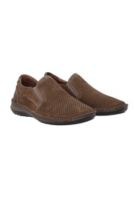Bruine instap schoenen van geperforeerd leer met een gladde textuur, voorzien van een comfortabele zool en subtiele stikselaccenten.