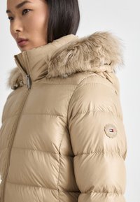Tommy Hilfiger GLOSS  - Πουπουλένιο μπουφάν - beige