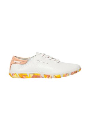 Chaussure décontractée en cuir blanc avec des accents pêche, lacets sur le devant et semelle multicolore avec des noms de villes en tons orange et jaune.