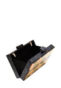 Borsa a pochette nera con motivi geometrici dorati e marroni, finitura lucida e interno foderato in tessuto nero. Dotata di chiusura a scatto.