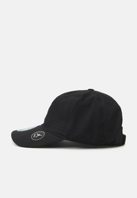 Căciulă de baseball neagră cu vizieră curbă, material texturat, curea ajustabilă la spate și un logo circular pe față.