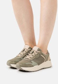Esprit Trainers - forest