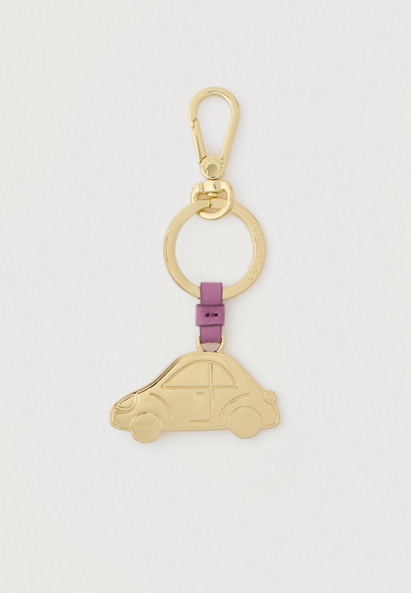 Zlatý kovový klíčenka ve tvaru auta s fialovým koženým řemínkem a kulatým kroužkem na klíče na neutrálním pozadí.