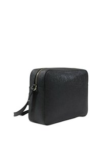 Borsa rettangolare nera realizzata in pelle sintetica testurizzata. Presenta una chiusura con zip e una tracolla regolabile.
