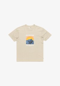 Camiseta de algodón beige de manga corta, con un gráfico de montaña y una ilustración de amanecer. Texto: "SIENTE EL EXTERIOR, SANATE EL INTERIOR."