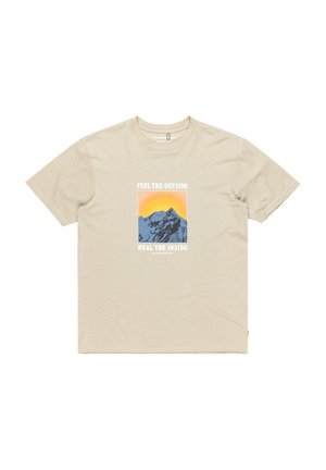 Beige katoenen t-shirt met korte mouwen, met een bergafbeelding en een zonsopgangillustratie. Tekst: "VOEL DE BUITENLUCHT, HEAL DE BINNENKANT."