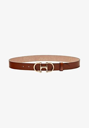 Ceinture en cuir marron avec boucle double anneau dorée et plusieurs trous de réglage sur fond blanc.
