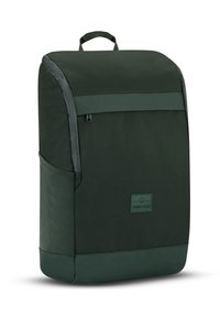 Sac à dos vert foncé avec une surface lisse et texturée. Il dispose d'une poche zippée à l'avant et d'une poignée sur le dessus pour le transport. Détail du logo subtil.