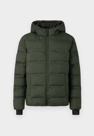 Olivovo zelená prešívaná bunda s predným zipom, pripojenou kapucňou, dvomi veľkými prednými vreckami a čiernymi manžetami na zápästiach.