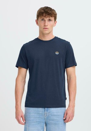 Mørkeblå bomulds t-shirt med rund hals, korte ærmer og et lille broderet sol- og bølgemotiv på venstre bryst.