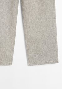 Helle graue Denim-Hosen mit geradem Bein, die eine dezente Textur und saubere, gesäumte Kanten aufweisen. Keine sichtbaren Zubehörteile oder Muster.