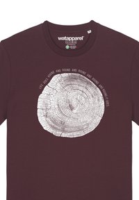 Bordeaux katoenen T-shirt met een witte afbeelding van een boomstronk met concentrische ringen en tekst eromheen. Ronde halsontwerp, casual fit.