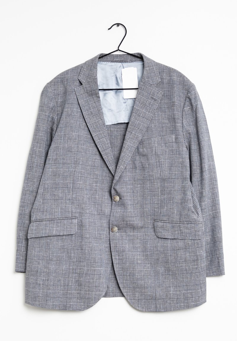 Blazer pour homme à carreaux gris avec deux boutons et poches avant suspendu sur un cintre noir sur fond blanc.