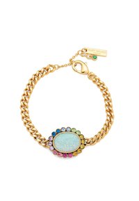 Bracelet en chaîne dorée avec un centre en opale ovale entouré de pierres précieuses colorées. Comprend un fermoir en homard et une étiquette de marque.