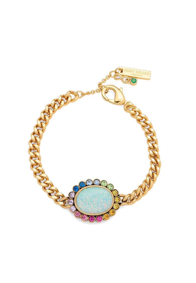 Bracelet en chaîne dorée avec un centre en opale ovale entouré de pierres précieuses colorées. Comprend un fermoir en homard et une étiquette de marque.