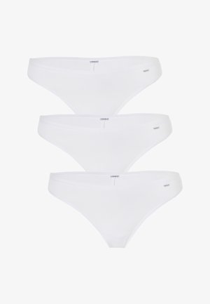 Tre paia di slip bianchi in cotone con una texture liscia, caratterizzati da un design a vita bassa e un piccolo logo "Lovable" sulla cintura.