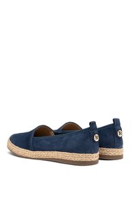 Scarpe slip-on in suede blu navy con suola in corda di juta e suola in gomma. Presentano un design con intaglio e un accento con marchio sul tallone.