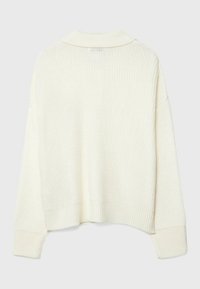 Crèmekleurige gebreide trui met een kraag, geribbelde manchetten en een losse pasvorm. De gestructureerde stof heeft een subtiel patroon overal.