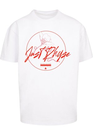 Fehér pamut póló kerek mintával, amelyen egy rózsaszín virág és piros, ívelt betűkkel írt "Just Phyze" felirat szerepel a "Retro Nature Streetwear" szöveg felett.