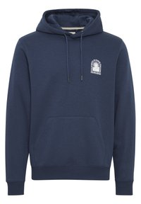 Mørkeblå hettegenser laget av glatt stoff, med en frontlomme, snor i hetten og en liten grafisk logo på brystet.