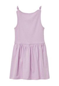 Lilafarbendes Kleid mit geripptem Oberteil, dünnen Trägern und ausgestellt Rock. Glattes Baumwollgewebe mit gerafftem Taillenbereich.