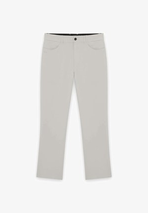 Lichtgrijze broek met rechte pijpen, riemlussen, voorste knoop en zakken op een witte achtergrond.