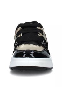 Sneaker nero e beige con una punta lucida nera, tomaia testurizzata e tre lacci neri sopra una linguetta imbottita. Suola bianca con dettagli neri.